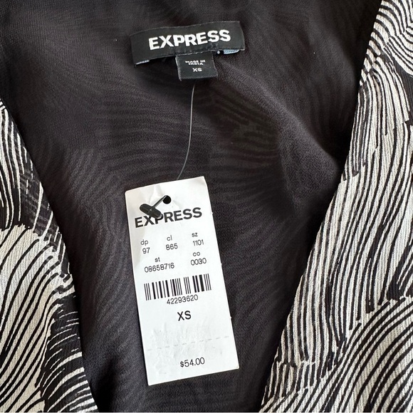 Express V-Neck Wrap Top Floral Black And White Long Sleeves SZ XS NEW WITH TAGS - Picture 2 of 9